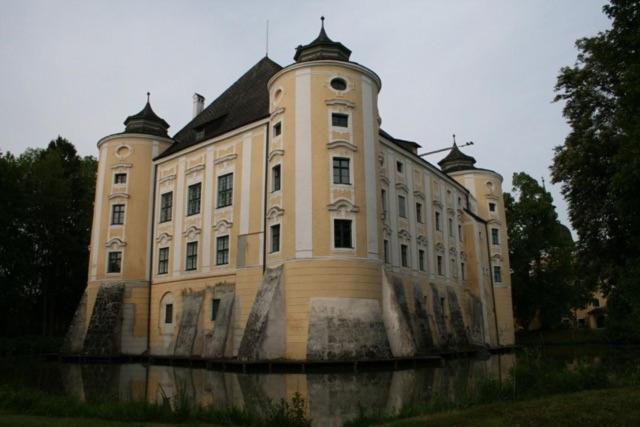 Gastehaus Schloss Bernau Hotel Fischlham Bagian luar foto