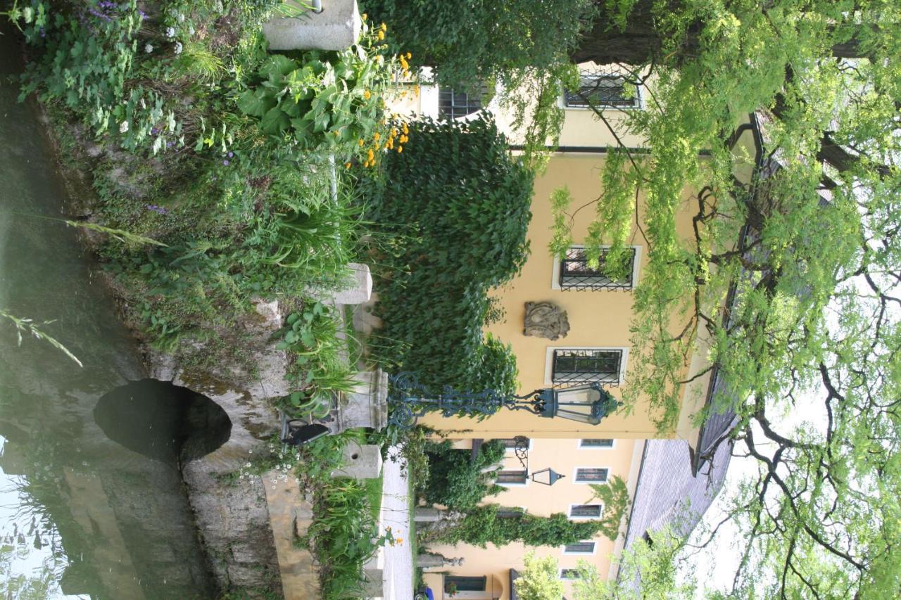 Gastehaus Schloss Bernau Hotel Fischlham Bagian luar foto
