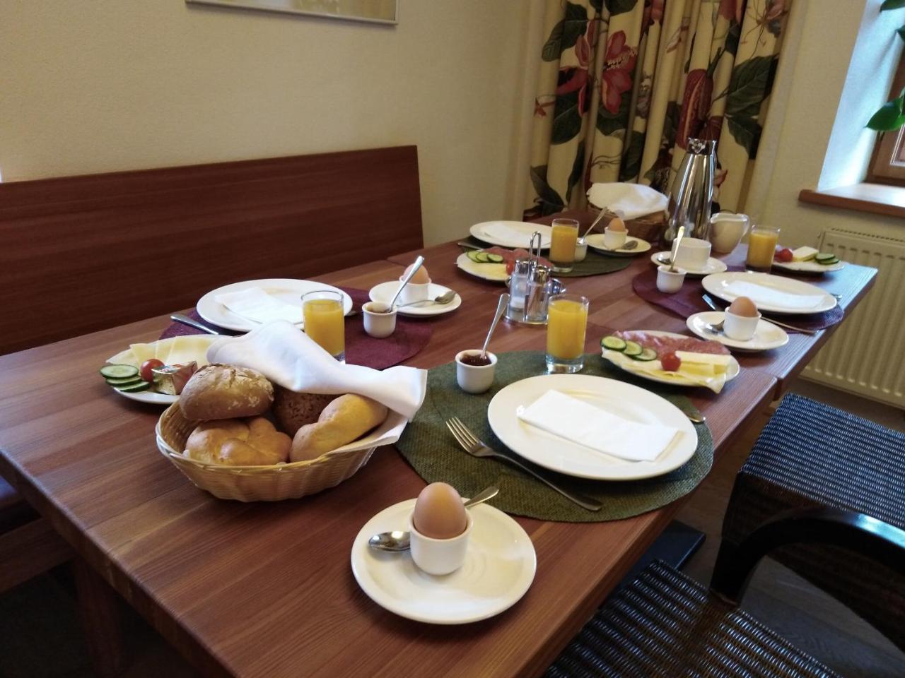 Gastehaus Schloss Bernau Hotel Fischlham Bagian luar foto